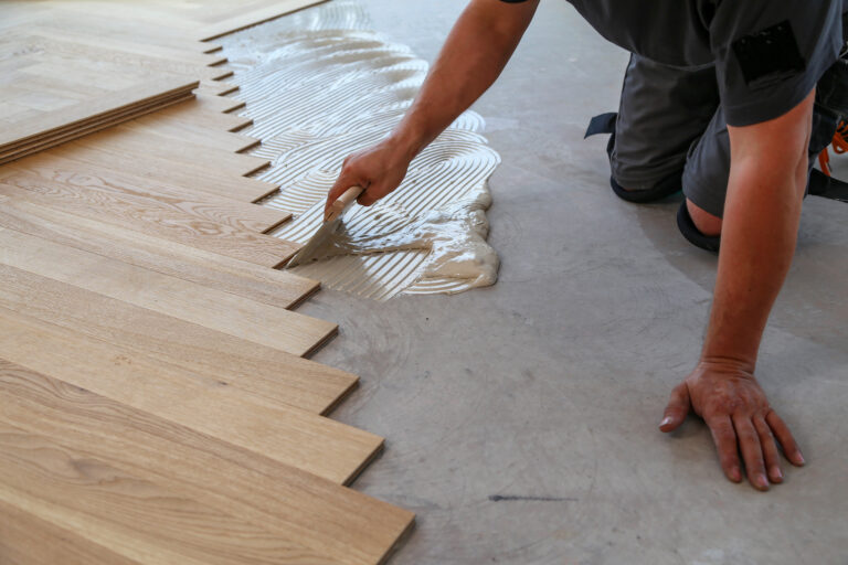 Installation professionnelle de parquet en bois avec pose de colle, service d'entretien de qualité à Genève disponible à la vente et livraison.