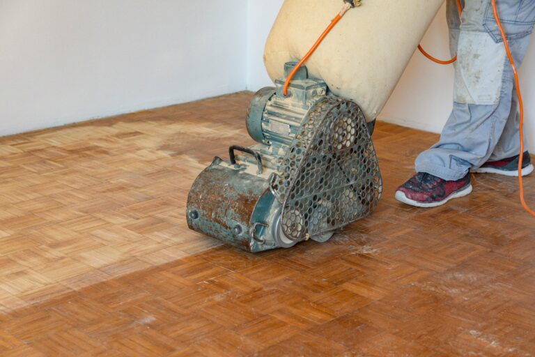 Ponçage de parquet réalisé par une entreprise de nettoyage professionnel certifié ISO à Genève, Suisse, utilisant des méthodes bio pour un entretien de haute qualité.