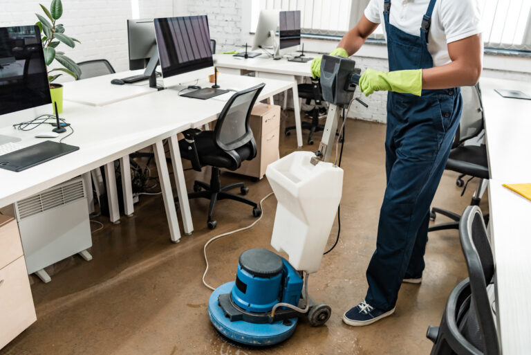 Machine à polir utilisée pour l'entretien professionnel d'un bureau, service de nettoyage certifié à Genève par Vitre et Clair, disponible à la vente et livraison.