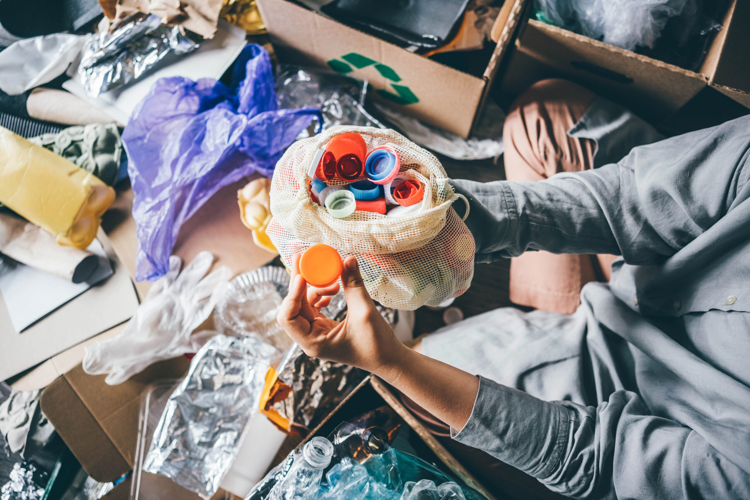 Produit montrant le tri des déchets plastiques pour un entretien écologique, disponible à la vente et livraison par une entreprise de nettoyage certifiée à Genève.